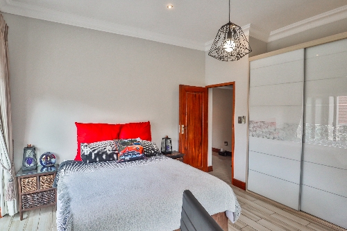 Hartbeespoort,    911 000 €