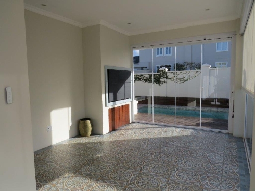 George,    430 000 €