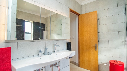 Hartbeespoort,    640 000 €