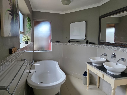 George,    707&nbsp;000 &euro;