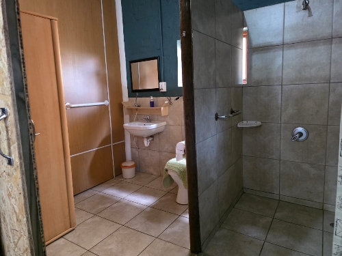 George,    707&nbsp;000 &euro;