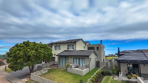 George,    531&nbsp;000 &euro;