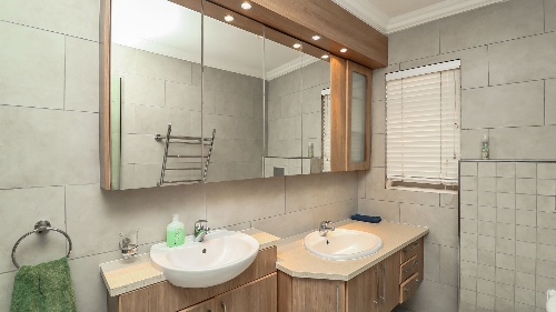 George,    960&nbsp;000 &euro;