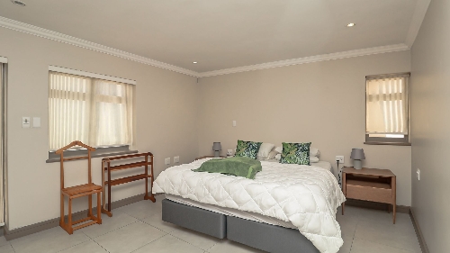 George,    960&nbsp;000 &euro;