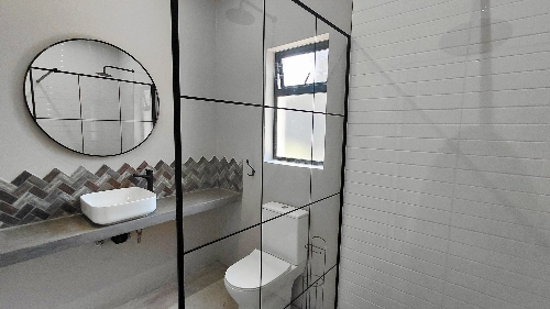 George,      3&nbsp;100 &euro;