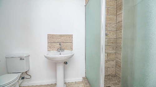 George,    320&nbsp;000 &euro;