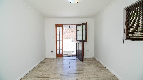 George,    320&nbsp;000 &euro;