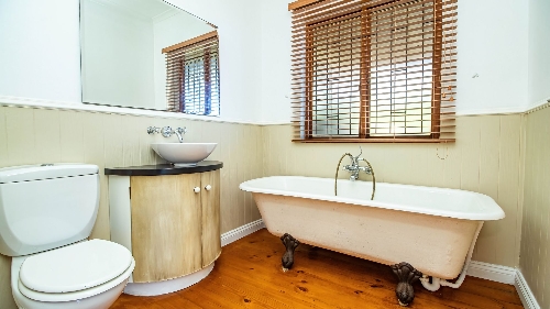 George,    320&nbsp;000 &euro;