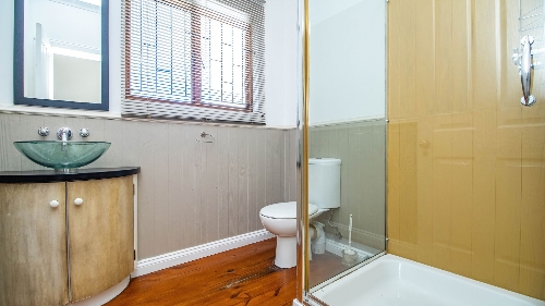 George,    320&nbsp;000 &euro;