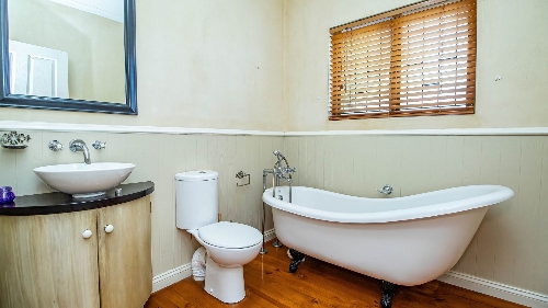 George,    320&nbsp;000 &euro;