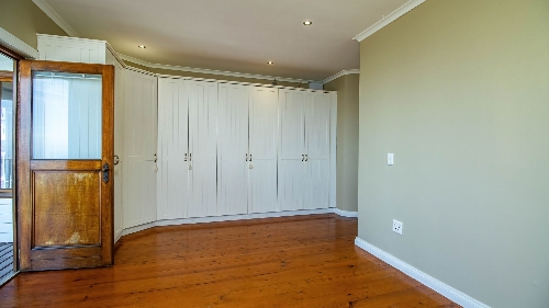 George,    320&nbsp;000 &euro;