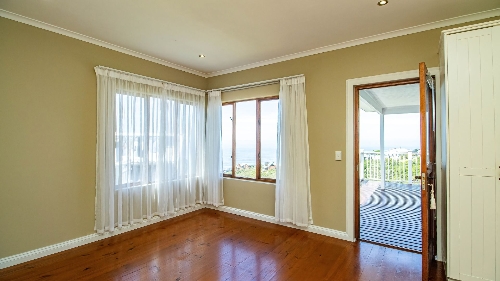 George,    320&nbsp;000 &euro;