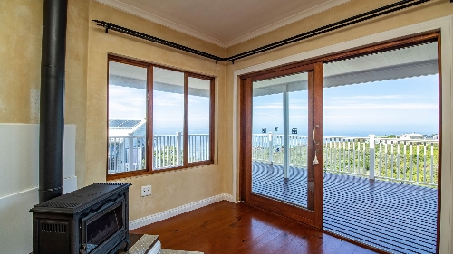 George,    320&nbsp;000 &euro;