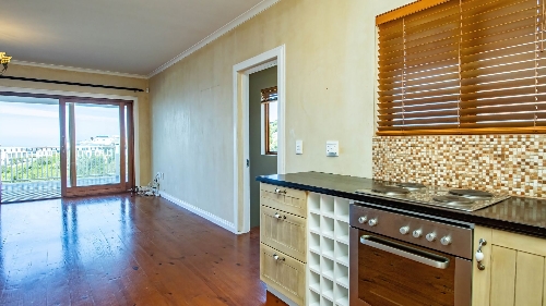 George,    320&nbsp;000 &euro;