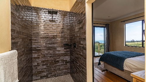 George,    780&nbsp;000 &euro;