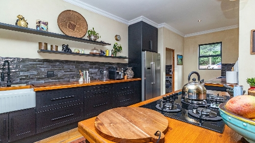 George,    780&nbsp;000 &euro;