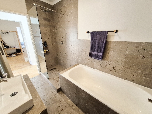 Jeffrey's Bay,    240&nbsp;000 &euro;