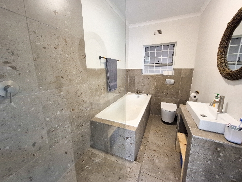 Jeffrey's Bay,    240&nbsp;000 &euro;