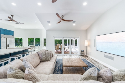 Grand Cayman, 212 804 495 €
