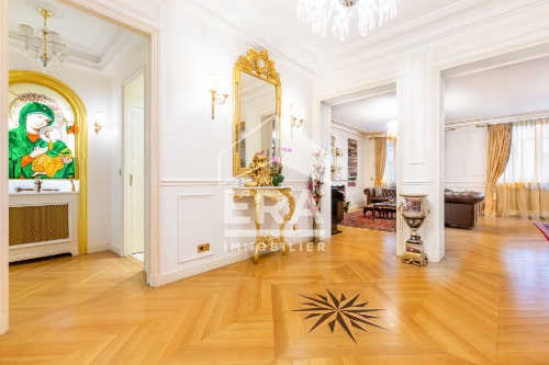 paris,   1 942 030 €