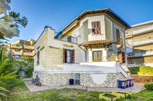 Roma,    630&nbsp;000 &euro;