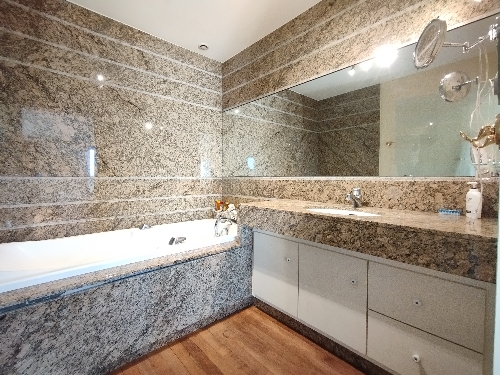 Agde,    714&nbsp;000 &euro;